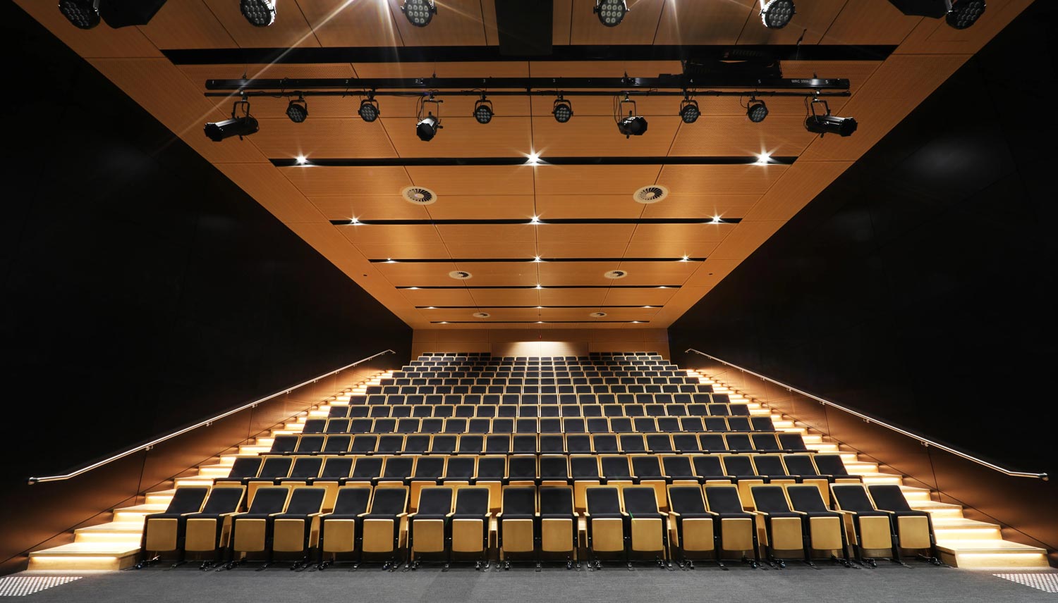 Акустические панели для стен концертный зал