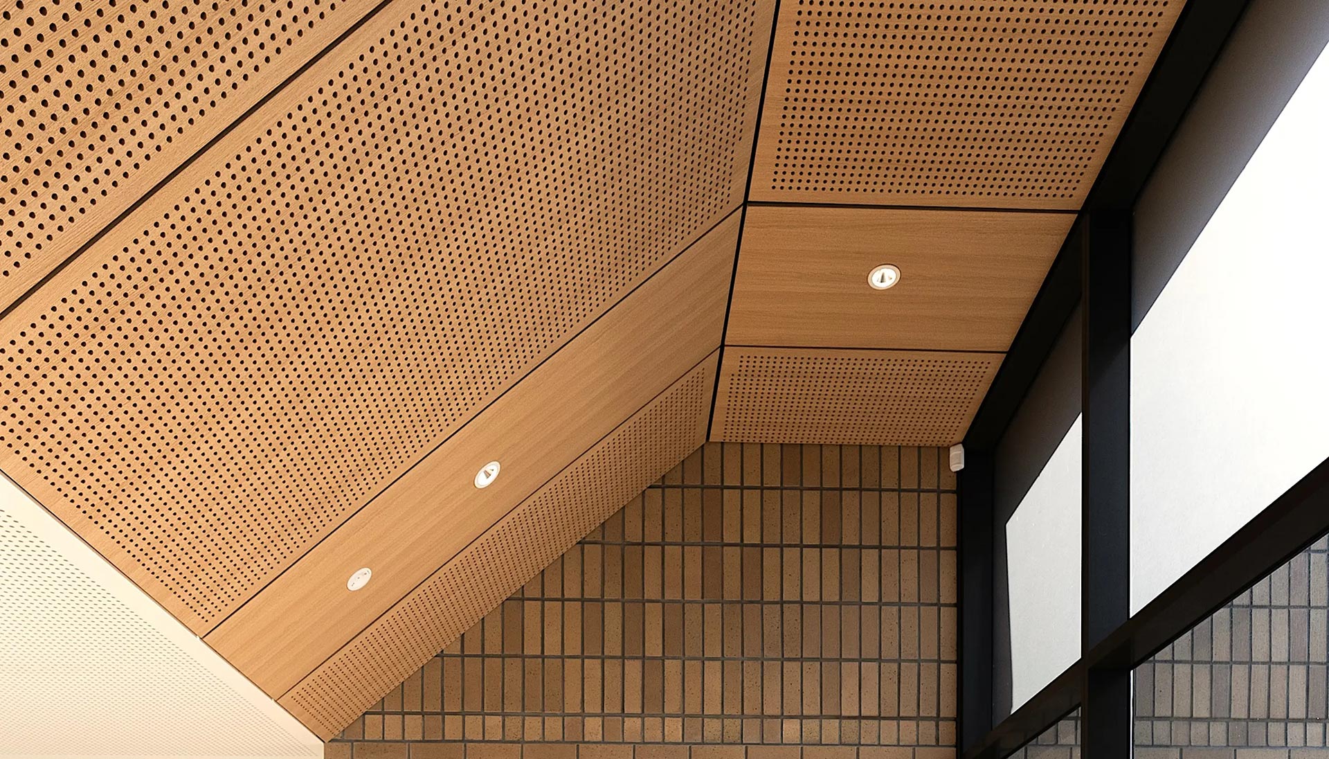 Акустические панели для потолков перфорированные звукопоглощающие под дерево