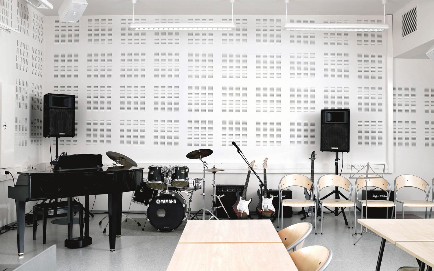 Акустические перфорированные панели для стен в студии звукозаписи