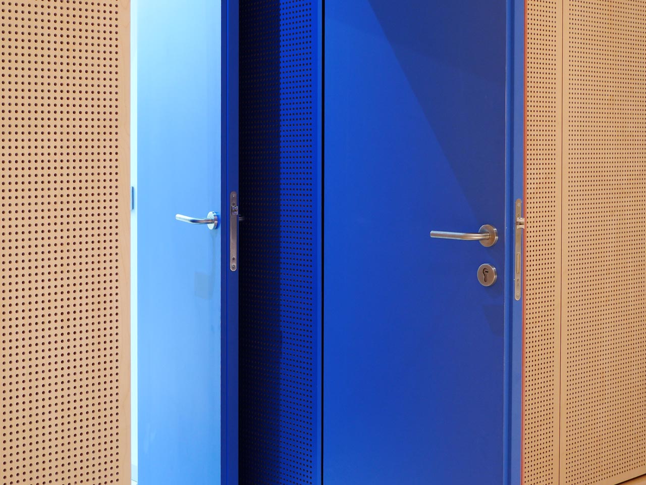 Акустические перфорированные стеновые панели и двери под дерево